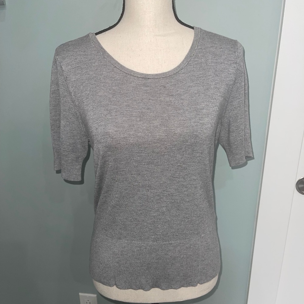 White House Black Market grey knit short sleeve banded bottom top size medium